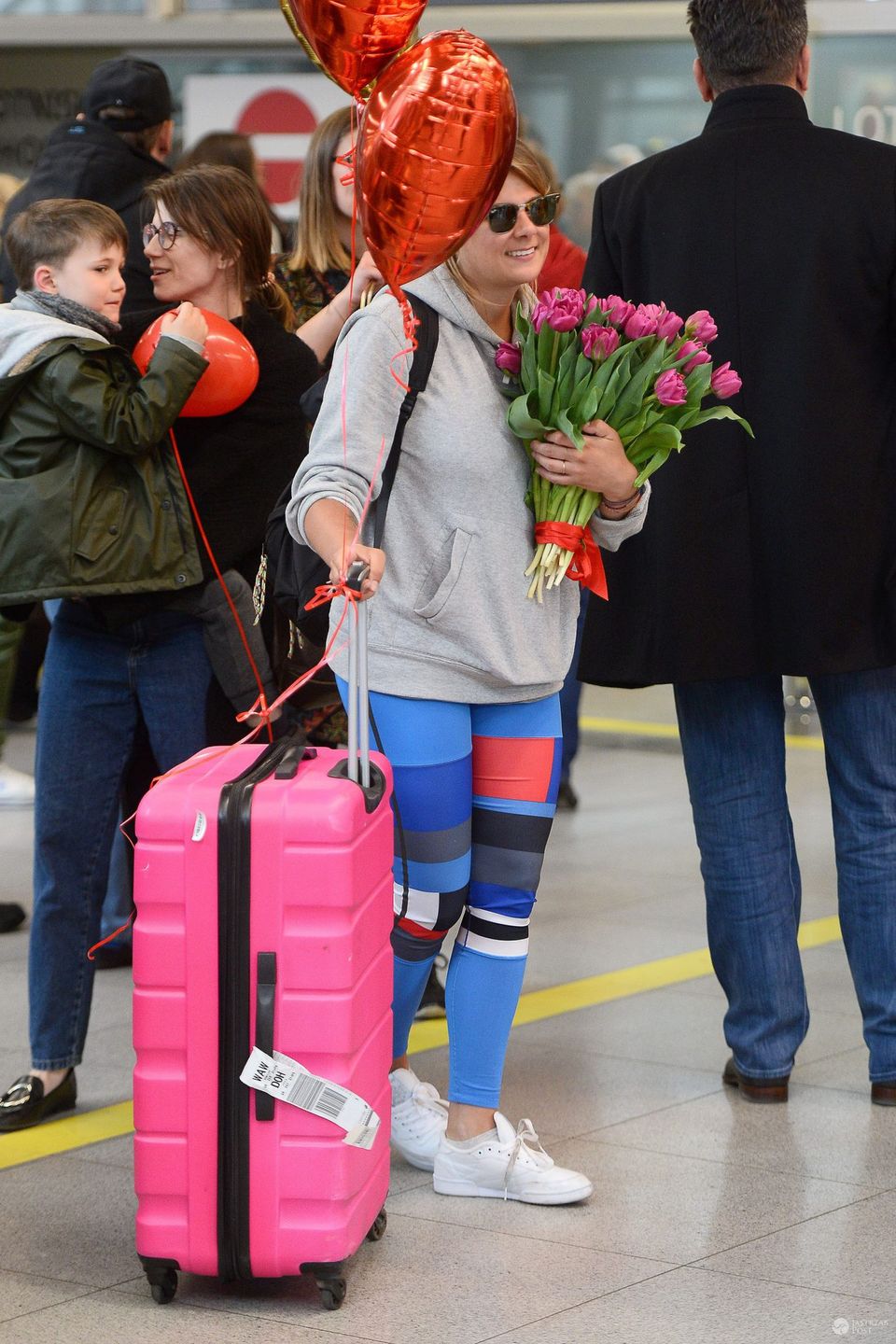 Marta Wierzbicka na lotnisku z różową walizką. Ona też wróciła z Azja Express 2 21.04.2017