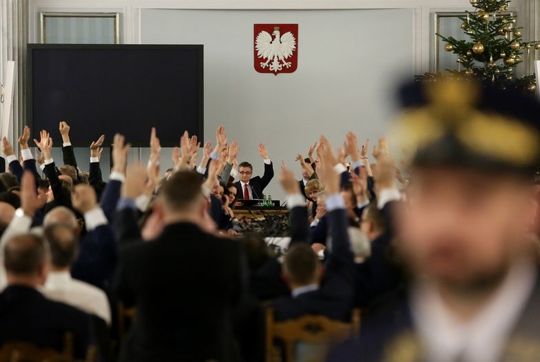 Posłowie PiS podczas głosowania nad budżetem na 2017 r.