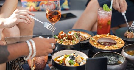 Zdradza trik, dzięki któremu dużo taniej zjesz w restauracji. Przyda się na wakacje