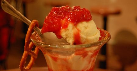 Lody w polewie truskawkowej