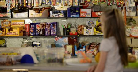 Sklepiki szkolne znów czekają zmiany. Od 1 września wchodzi nowa lista produktów