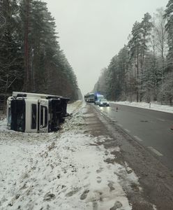 Ciężarówka w rowie. Kierowca kompletnie pijany