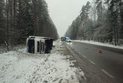 Ciężarówka w rowie. Kierowca kompletnie pijany