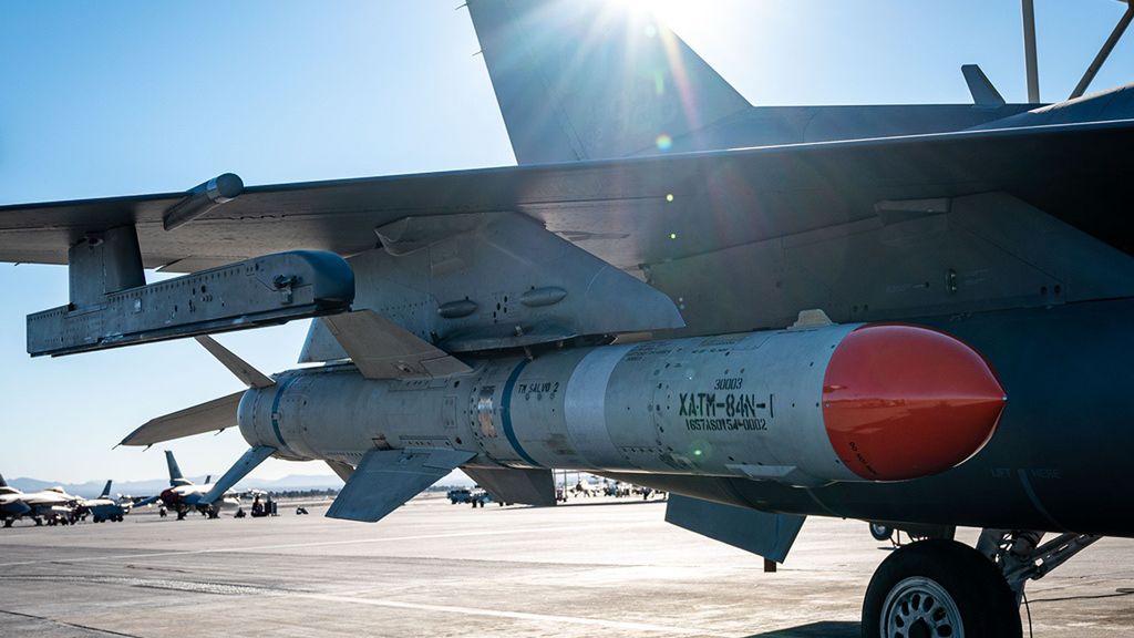 Pocisk AGM-84 Harpoon pod skrzydłem F-16D.