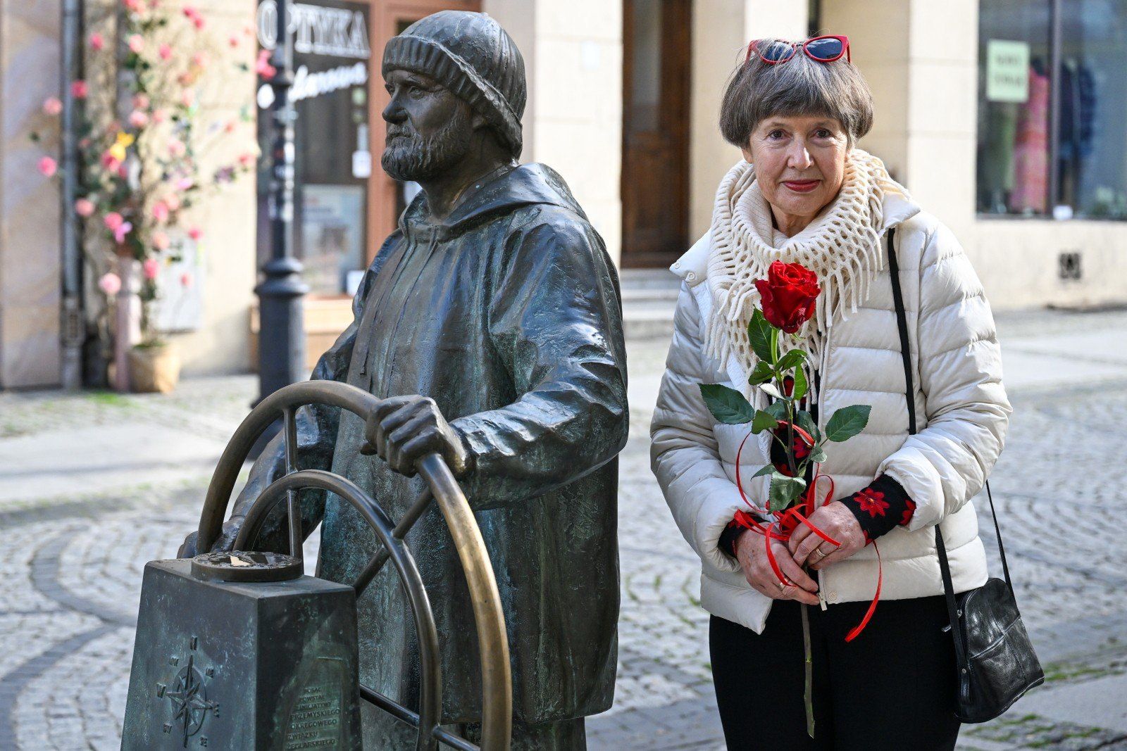 Mieszkająca na co dzień w Australii, wymieniana w gronie 100. najbardziej wpływowych ludzi magazynu Time, profesor Lidia Morawska przy figurze swojego ojca, kapitana żeglugi wielkiej Henryka Jaskuły na ulicy Franciszkańskiej w Przemyślu, 15 bm. W najbliższy wtorek, 20 bm. minie 45. rocznica zakończenia przez Jaskułę samotnego, bez zawijania do portów, rejsu dookoła Ziemi. Wyprawa, która rozpoczęła się 12 czerwca 1979 roku, trwała 344 dni i zakończyła się 20 maja 1980 roku. Był on pierwszym Polakiem i trzecim na świecie żeglarzem, który dokonał takiego wyczynu.