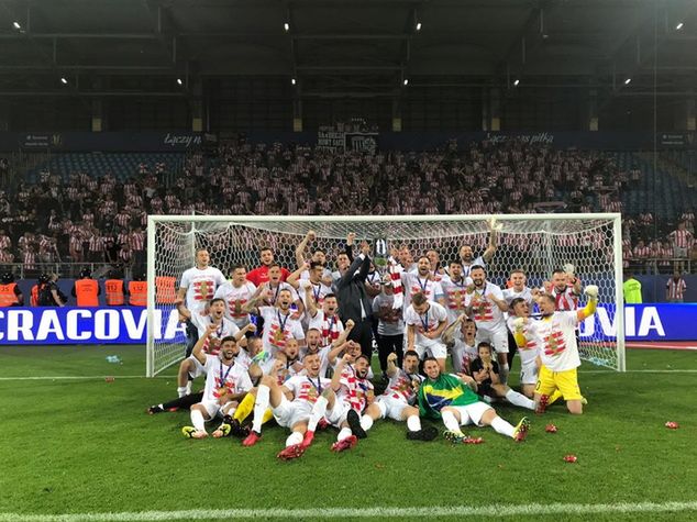 Janusz Gol (pierwszy z lewej) świętuje z drużyną zdobycie Pucharu Polski / fot. MKS Cracovia SSA