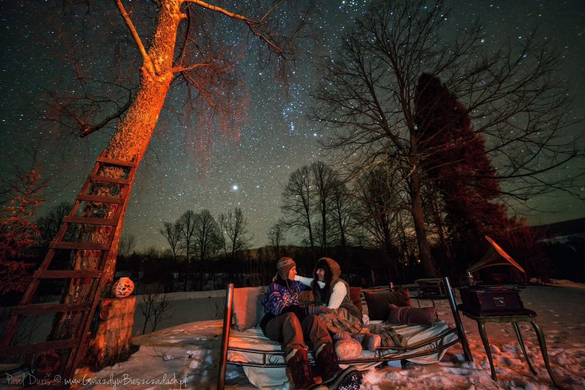 Paweł i Edyta na tle nocnego nieba