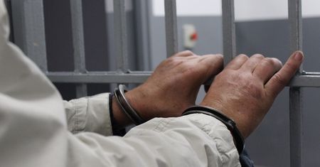 Groził policjantce pozbawieniem życia. Teraz musi jej zapłacić