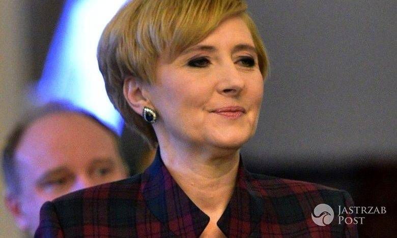 Agata Duda to fanka dobrze skrojonych marynarek. W tej dyskretnie nawiązała do atmosfery zbliżających się świąt