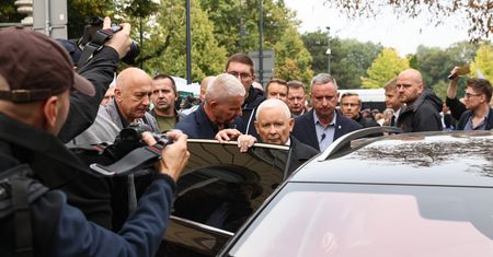 Samochód Kaczyńskiego zatrzymany. Kierowca dostał mandat