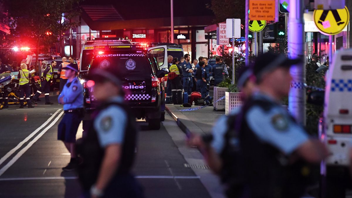 Emergency services are seen at Bondi Junction after police responded to reports of multiple stabbings inside the Westfield Bondi Junction shopping centre in Sydney, Australia, 13 April 2024. New South Wales Police confirmed that at least six people died following a knife attack carried out by a man who was later shot dead by police. Several others were hospitalized with some in critical conditions. EPA/STEVEN SAPHORE AUSTRALIA AND NEW ZEALAND OUT Dostawca: PAP/EPA.