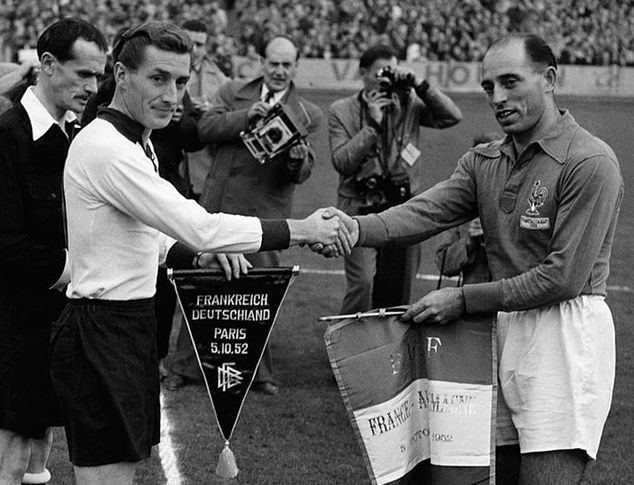 Fritz Walter (z lewej) jest honorowym kapitanem reprezentacji Niemiec / fot. Universal/Getty Images
