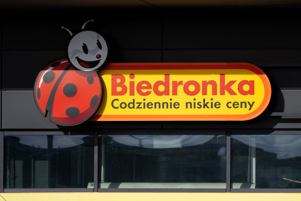 Biedronka otworzy kolejne sklepy 24h? Sieć odpowiada
