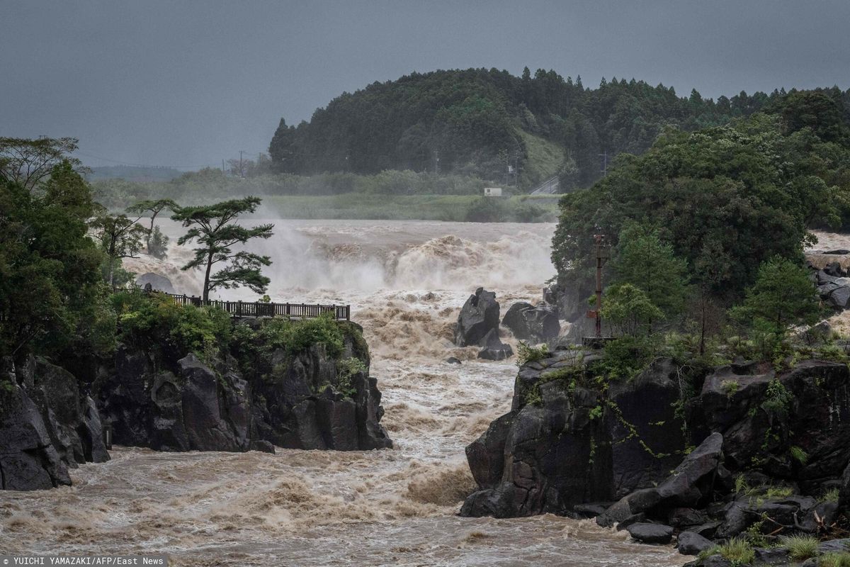 Tajfun Nanmadol uderzył w Japonię. 9 mln ludzi wezwanych do ewakuacji