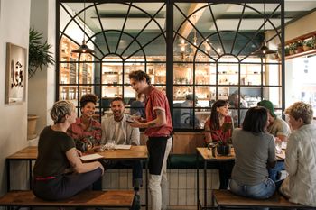 Kryzys uderzył w restauracje? Poszedł zjeść. "Trochę się zszokowalem"