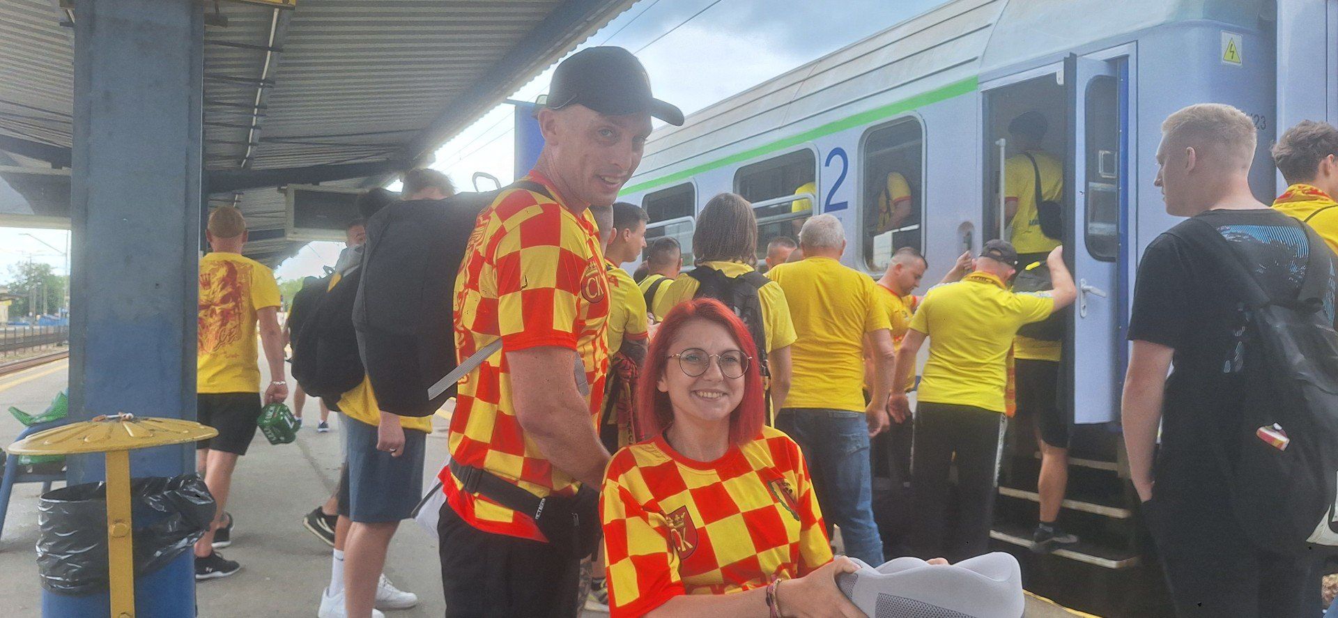 Kibice ubrani w klubowe kolory kibice przyszli, by okazać swoje wsparcie i pożegnać drużynę przed ważnym spotkaniem.