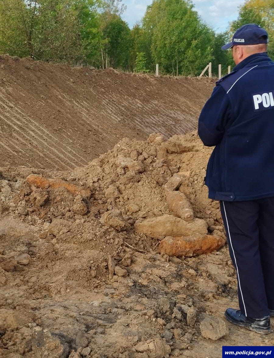 Pociski artyleryjskie odnalezione podczas ziemnych na kolei.