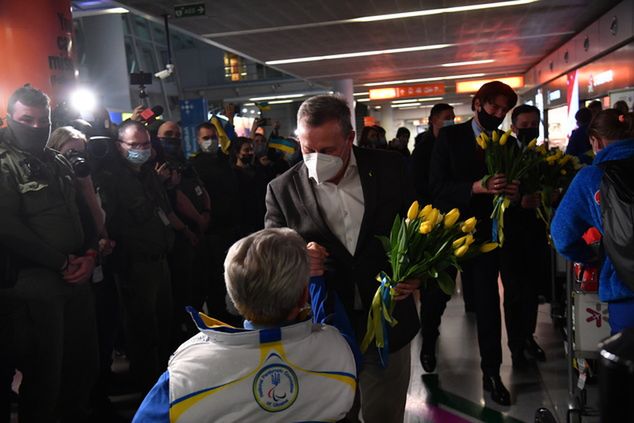 Prezydent Ukraińskiego Komitetu Paraolimpijskiego Walery Szuszkiewicz (z przodu) witany przez Ambasador Ukrainy w Polsce Andrija Deszczycę /  PAP/Piotr Nowak