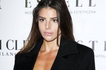 Włożyła prześwitującą spódnicę. Ale spójrzcie też na buty