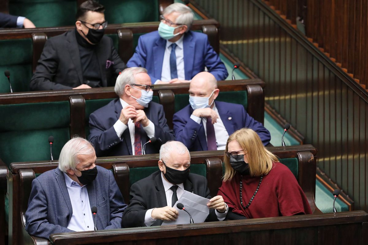 Jarosław Kaczyński z Ryszardem Terleckim i Małgorzatą Gosiewską podczas ostatniego przegranego głosowania w Sejmie 
