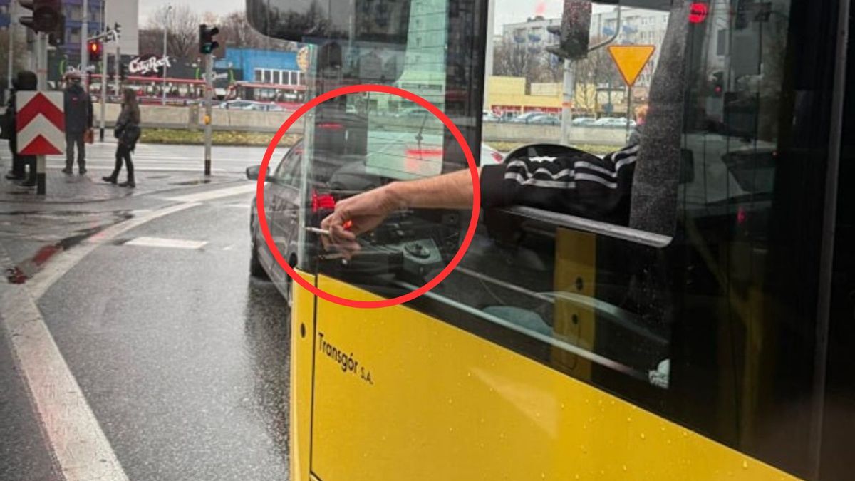 Kierowca autobusu palił papierosa podczas jazdy. Ekspert ocenia