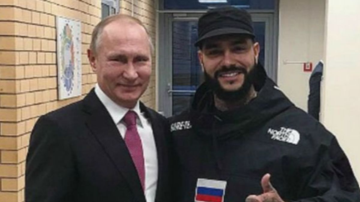 Raper Timati fotografuje się z Putinem.