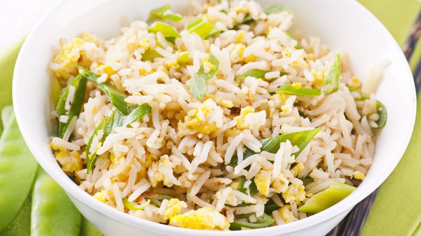 Biały ryż długoziarnisty ugotowany, z dodatkiem soli (wzbogacony)