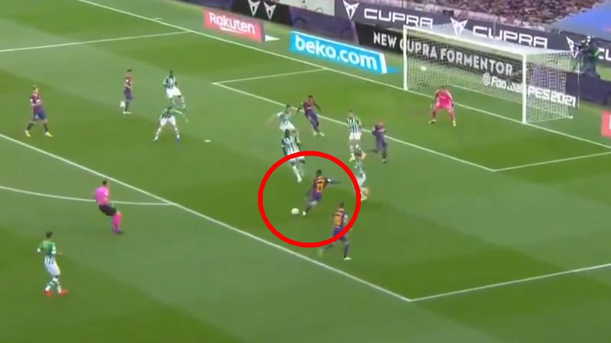 Ousmane Dembele (Barcelona) strzela gola w meczu z Betisem