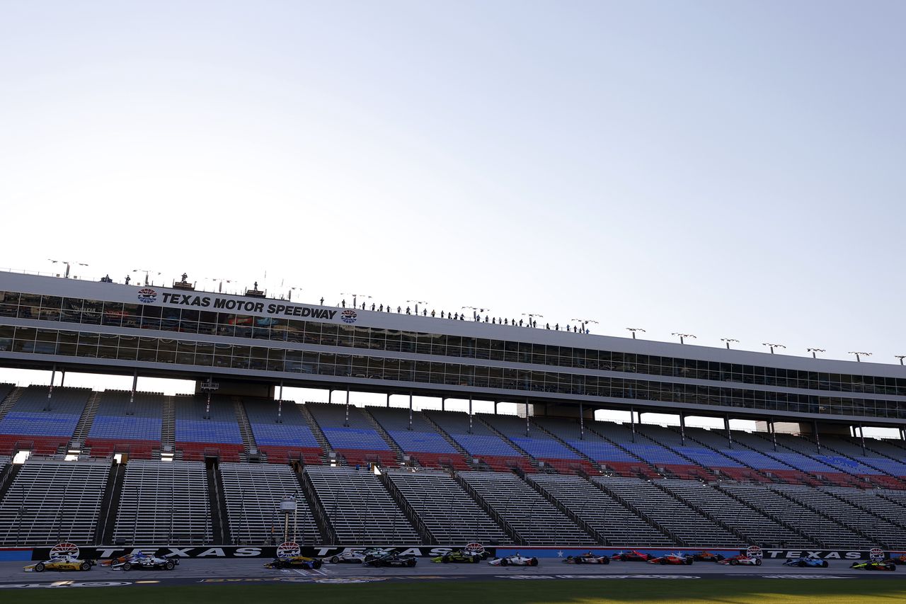 Wyścigi są w USA bardzo popularne. Na zdjęciu wyścigi NASCAR w czasie pandemi COVID-19 (Photo by Tom Pennington/Getty Images)