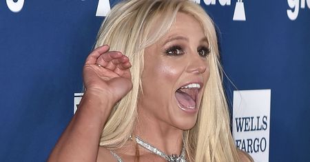 Britney Spears POZUJE NAGO. Tłumaczy, że w ten sposób "zrzuca ciężar"... (FOTO)