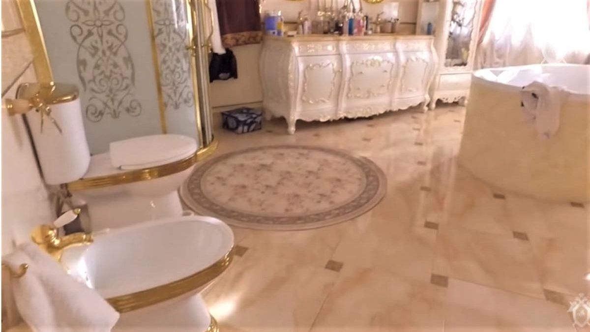 W rezydencji skorumpowanego policjanta złota jest nawet toaleta 