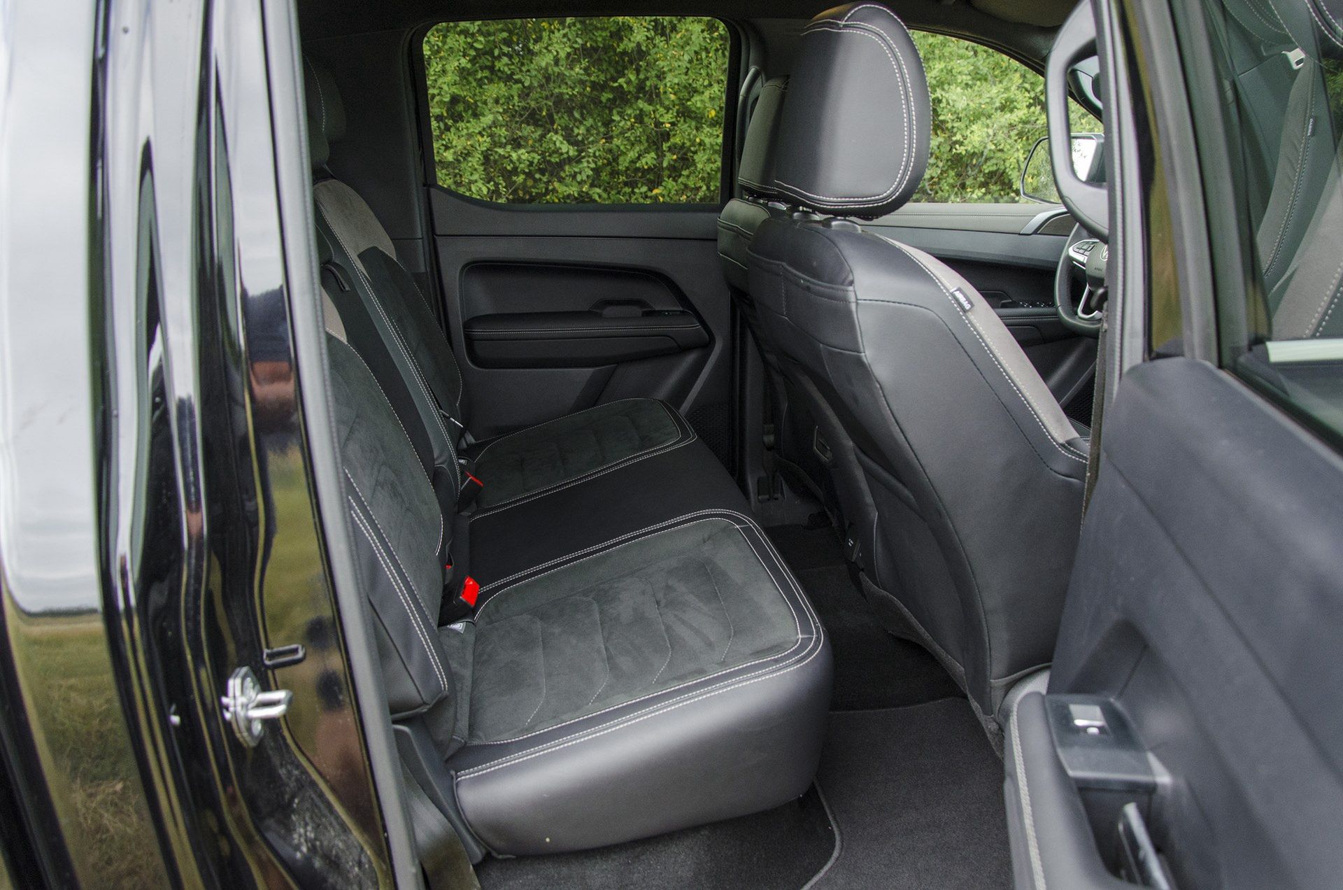 VW Amarok z zabudową i namiotem Alu-Cab