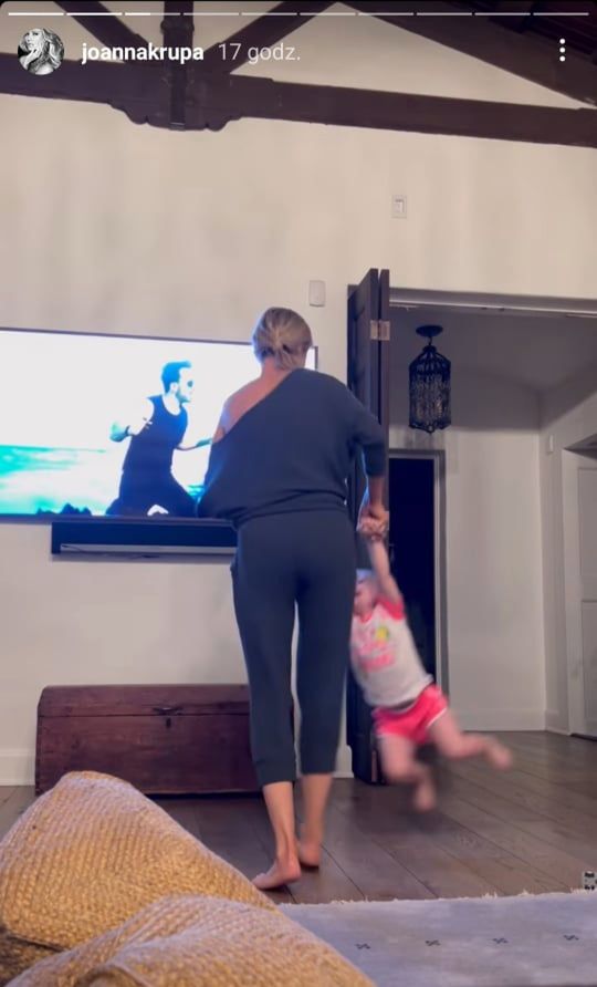 Joanna Krupa i Asha tańczą w salonie
