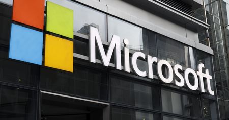 3 bln dol. za akcje. Microsoft dokonał tego jako drugi