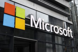 3 bln dol. za akcje. Microsoft dokonał tego jako drugi