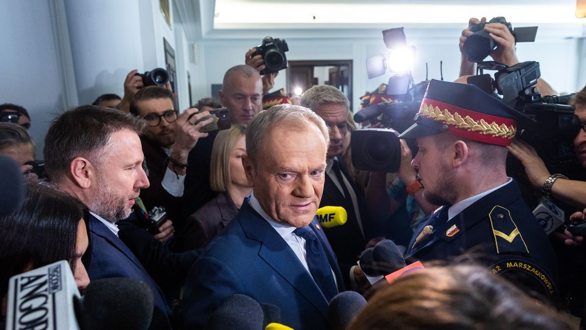 Na zdjęciu Donald Tusk, lider największej partii koalicyjnej, po podpisaniu piątkowej umowy