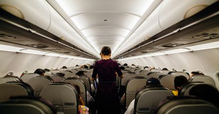 Ponad 6000 zł na rękę za 75 godzin pracy? Tyle zarabiają stewardessy