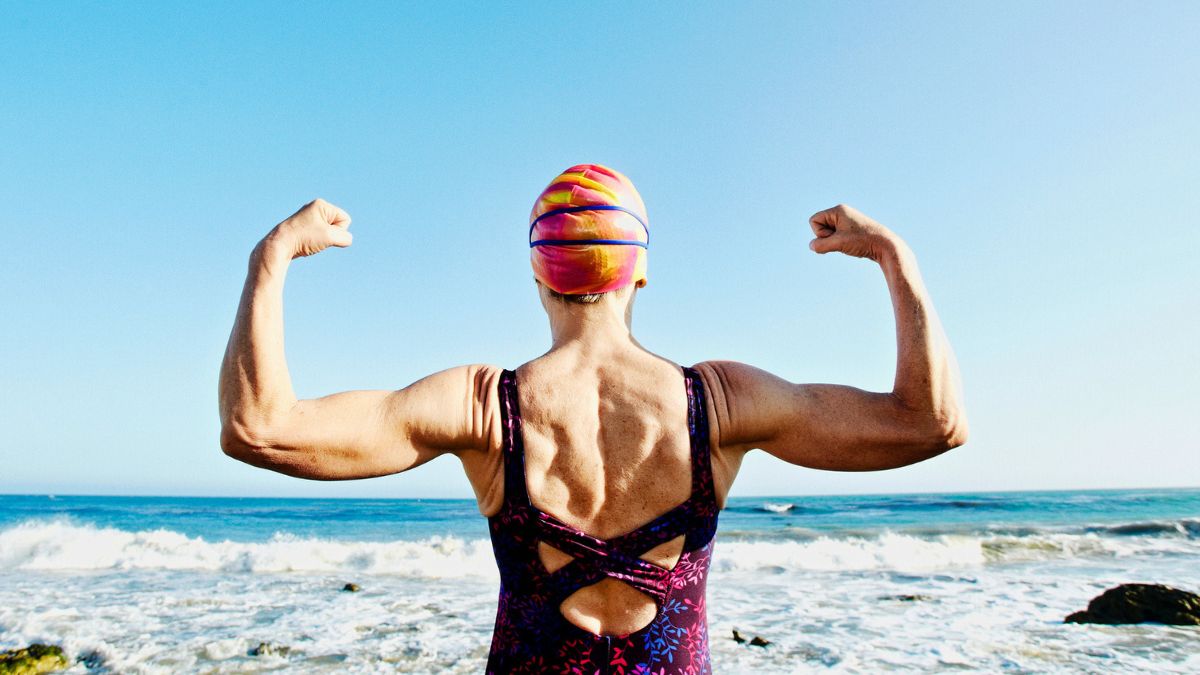 Pływaczka pręży muskuły