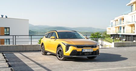 Corolla ma nowego konkurenta. Kia K4 doczekała się pełnej hybrydy