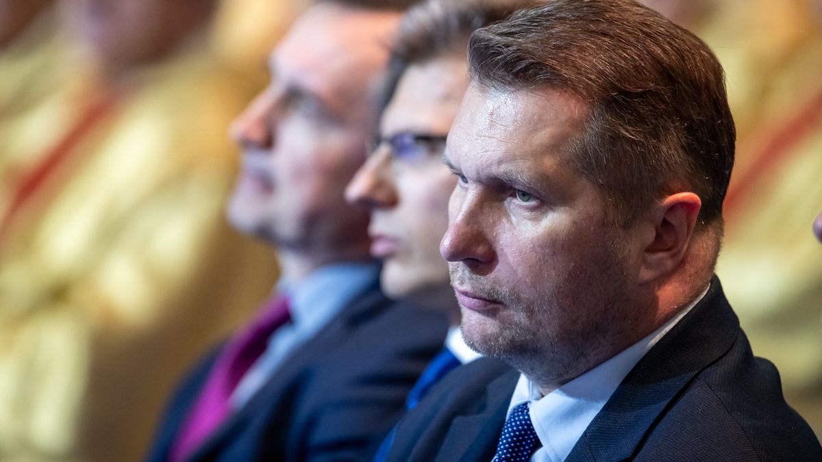 Toruń, 02.12.2023. Minister sprawiedliwości Marcin Warchoł (C) i posłowie PiS Zbigniew Ziobro (L) i Przemysław Czarnek (P) podczas 32. rocznicy powstania Radia Maryja w Hali Widowiskowo-Sportowej w Toruniu, 2 bm. (ad) PAP/Tytus Żmijewski.