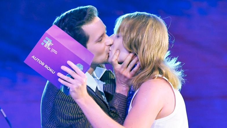 Krzysztof Zalewski całuje na scenie Ralpha Kamińskiego