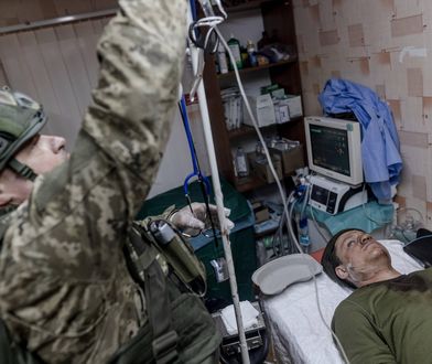 Medycy nie oznaczają swoich pojazdów. “Ściągają ostrzał rosyjski”