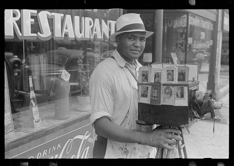 Tacy fotografowie jak m.in. Dorothea Lange, Walker Evans, czy Arthur Rothstein stworzyli łącznie ponad 17 tysięcy zdjęć. Niektóre z nich przedstawiają innych fotografów przy pracy.