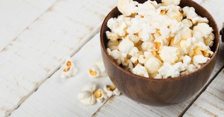 Popcorn prażony na oleju bez zawartości tłuszczów trans (przygotowany w mikrofalówce)