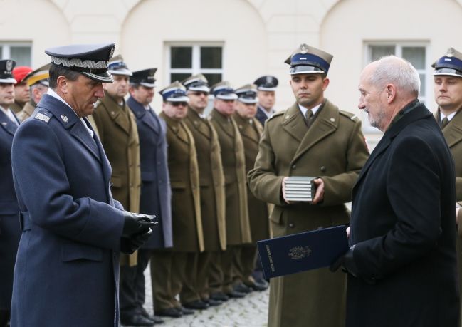 Szef MON wręczył nominacje na wysokie stanowiska 57 oficerom