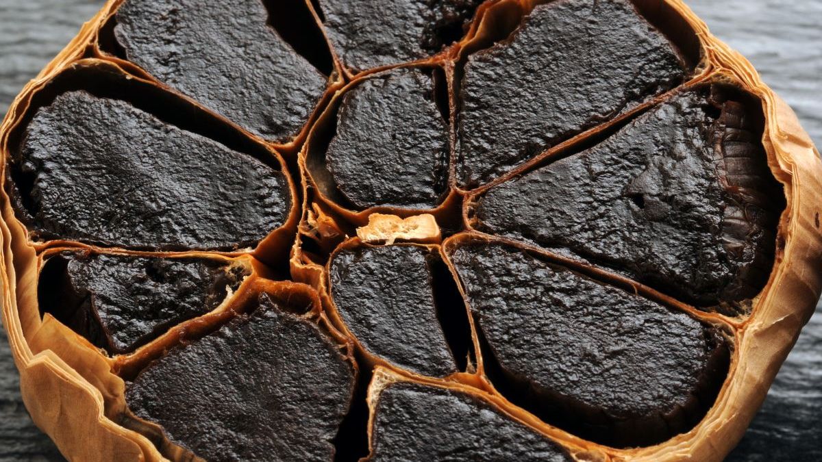 Czarny czosnek - Pyszności; źródło: Adobe