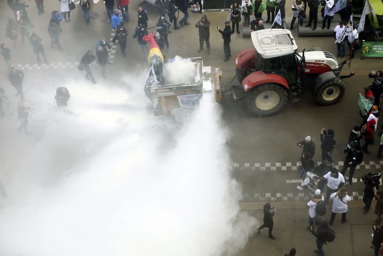 Protest producentów w Brukseli. Wysypali setki kilogramów mleka w proszku