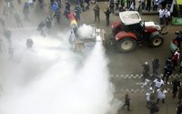Protest producentw w Brukseli. Wysypali setki kilogramw mleka w proszku 