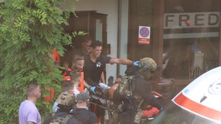 Zabarykadował się z dzieckiem w mieszkaniu, później zranił się w brzuch. 54-latek wybudził się ze śpiączki farmakologicznej