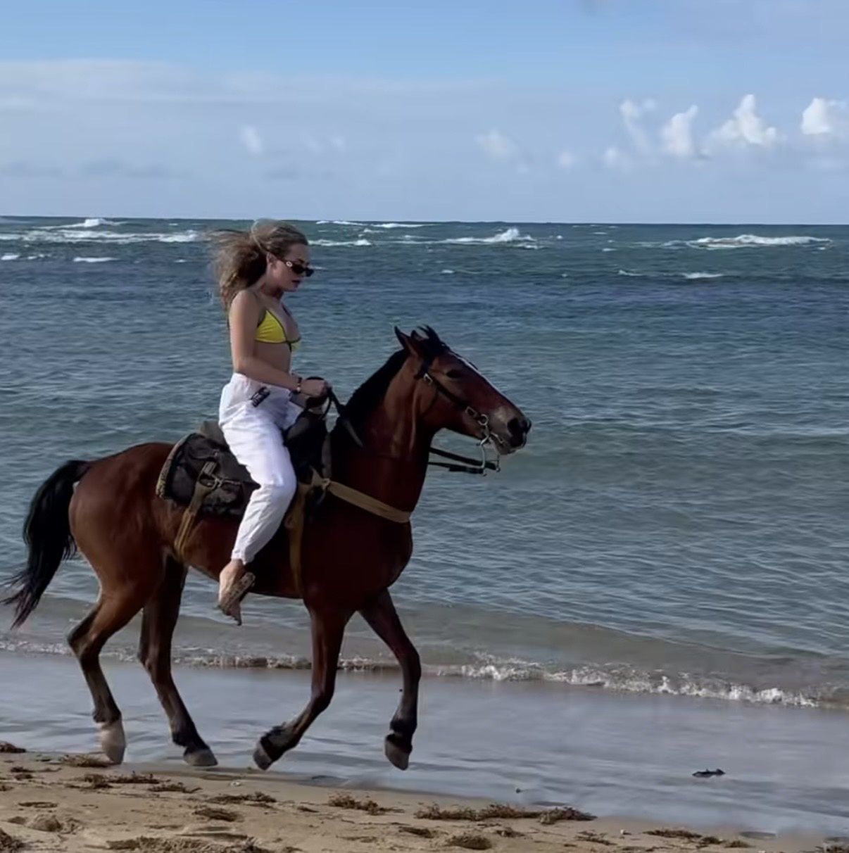 Wiktoria Gąsiewska jeździ konno po plaży 